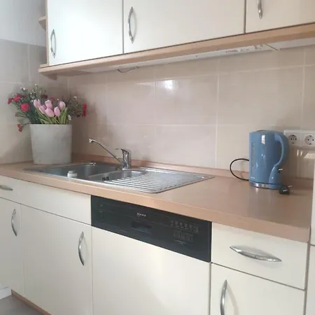 2 Schlafzimmer Apartment, Kueche U Terrasse In Freiburg דירה